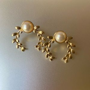 En Route Jewelry x bestdressed Pearl Leaf Earrings